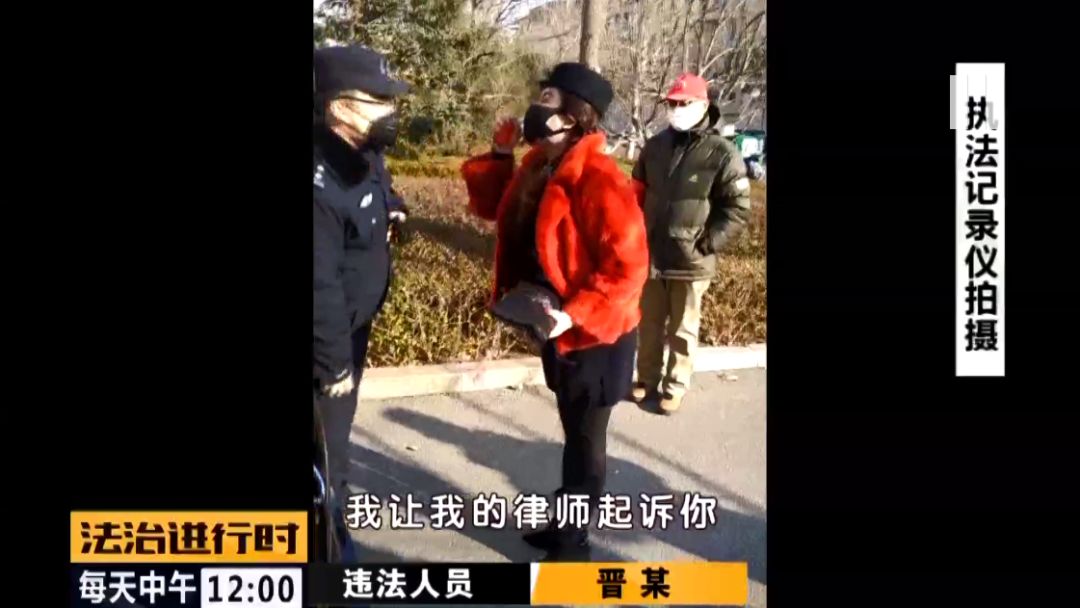 北京海淀“奔驰女”阻碍防疫硬闯小区，居然要告民警“非礼”