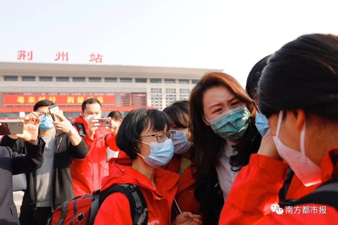 千名广东英雄今早回家！两首粤语歌震撼大合唱