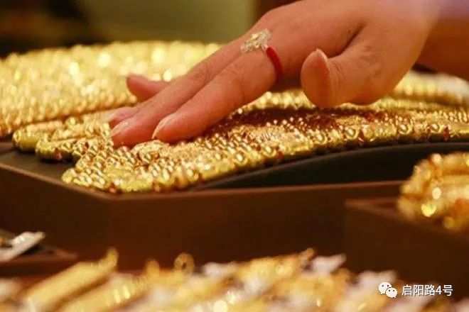 全球金融市场动荡黄金不涨反跌！“避险之王”失灵了？