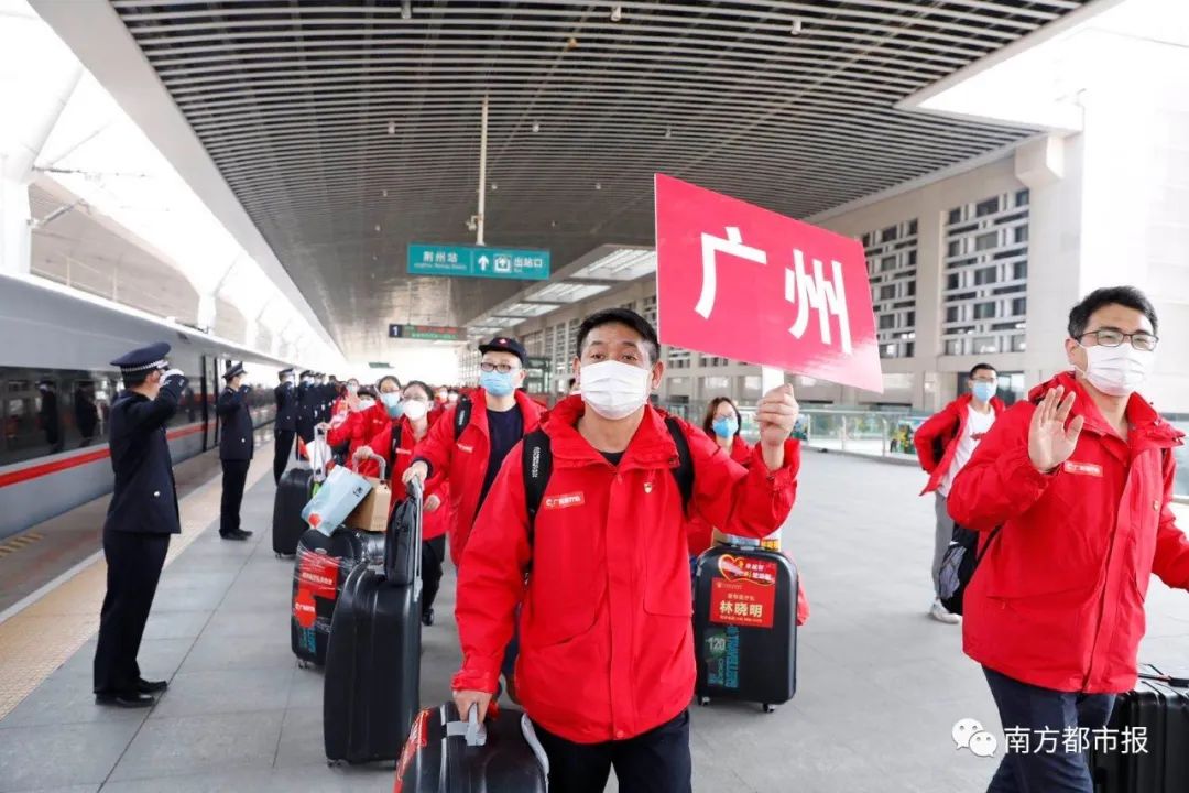 千名广东英雄今早回家！两首粤语歌震撼大合唱