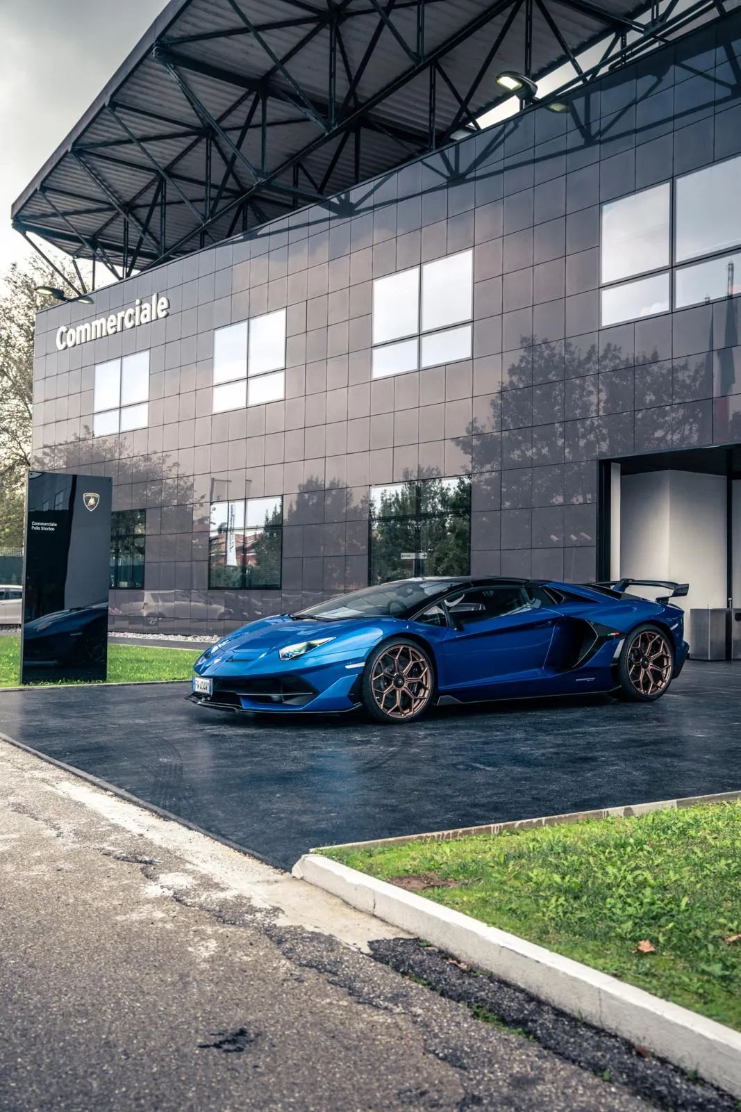 兰博基尼:“有辆SVJ缺司机,给你们开走呗!”