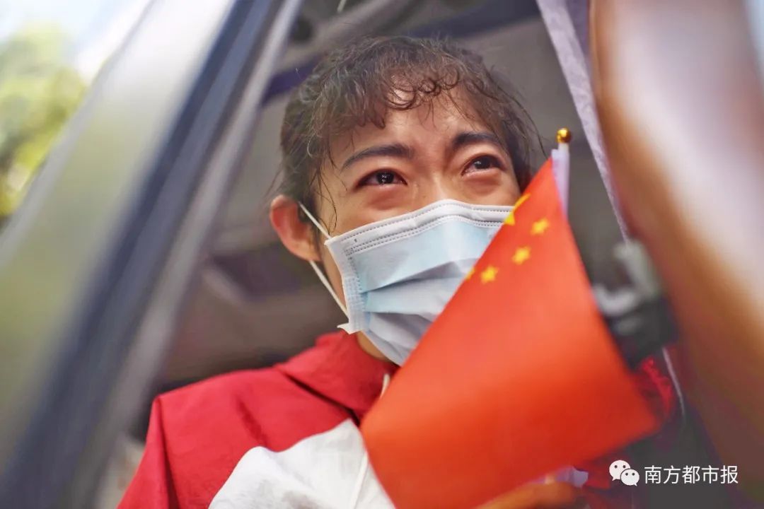 千名广东英雄今早回家！两首粤语歌震撼大合唱