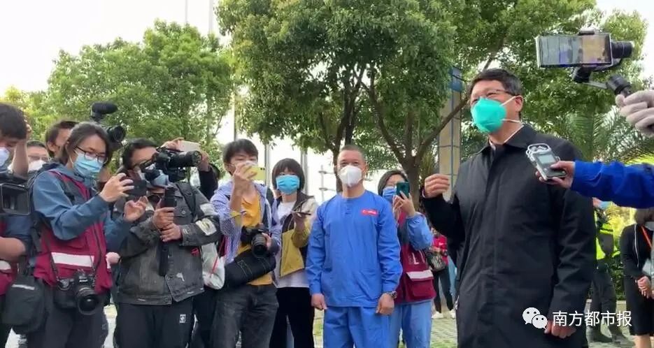 千名广东英雄今早回家！两首粤语歌震撼大合唱