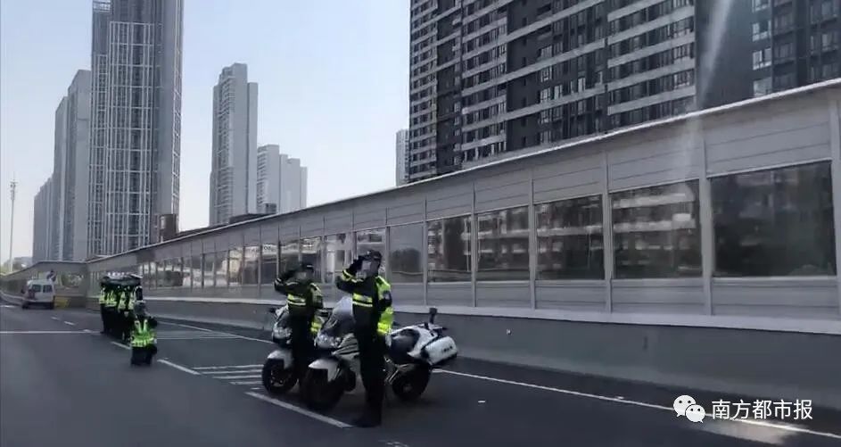 千名广东英雄今早回家！两首粤语歌震撼大合唱