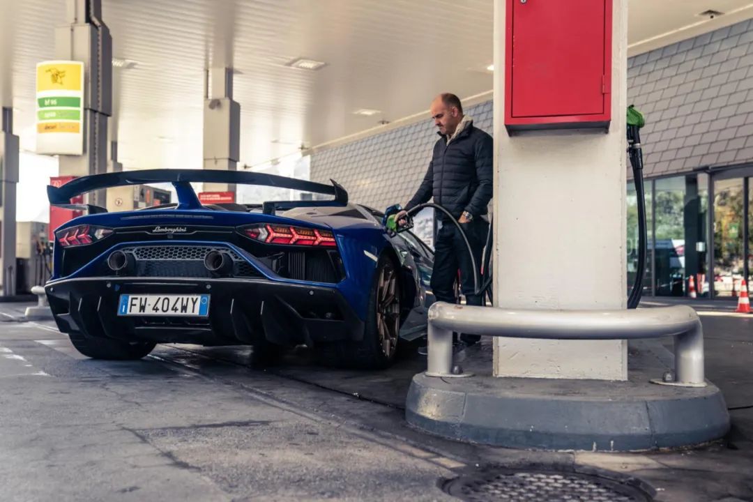 兰博基尼:“有辆SVJ缺司机,给你们开走呗!”