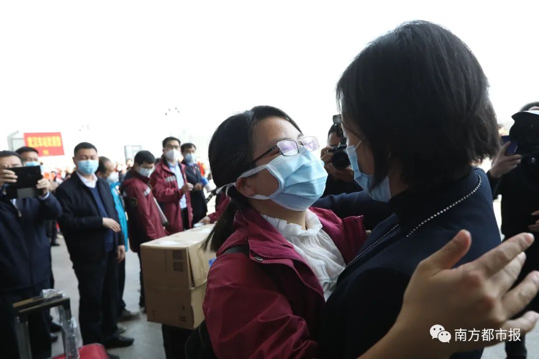千名广东英雄今早回家！两首粤语歌震撼大合唱