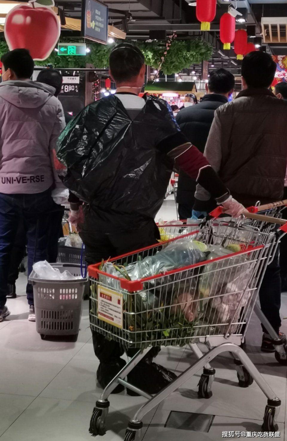 被迫出门买菜的重庆男人们：哈哈哈哈哈！_采购