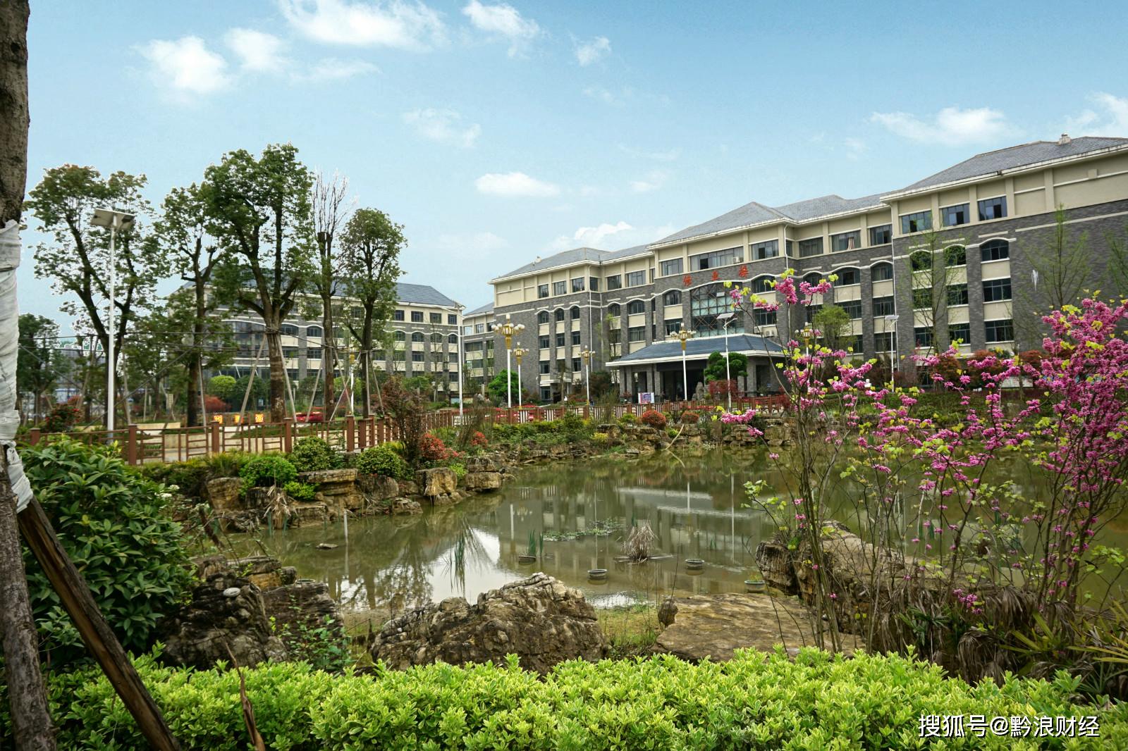 图为湘江园林公司实施的遵义市第十二中学景观改造项目工程实拍图图为