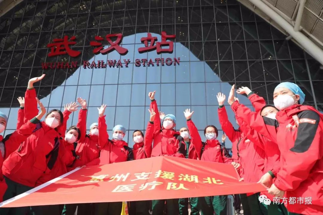 千名广东英雄今早回家！两首粤语歌震撼大合唱