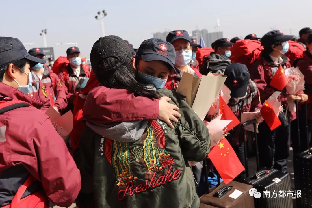 千名广东英雄今早回家！两首粤语歌震撼大合唱
