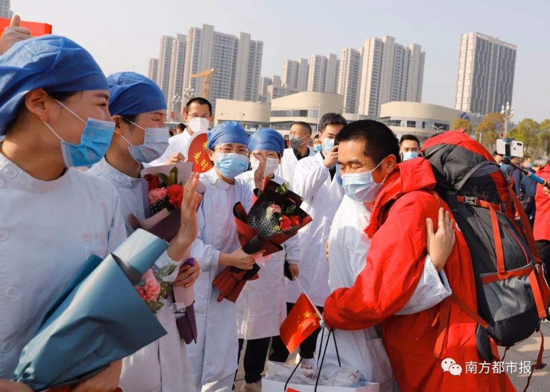 千名广东英雄今早回家！两首粤语歌震撼大合唱