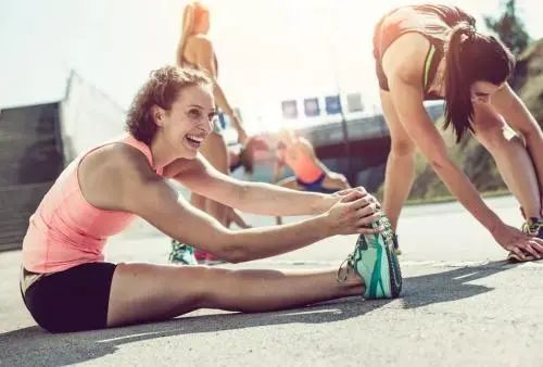 四,贵在坚持懒得运动会伤身害体,而偶尔运动更会害体伤身.