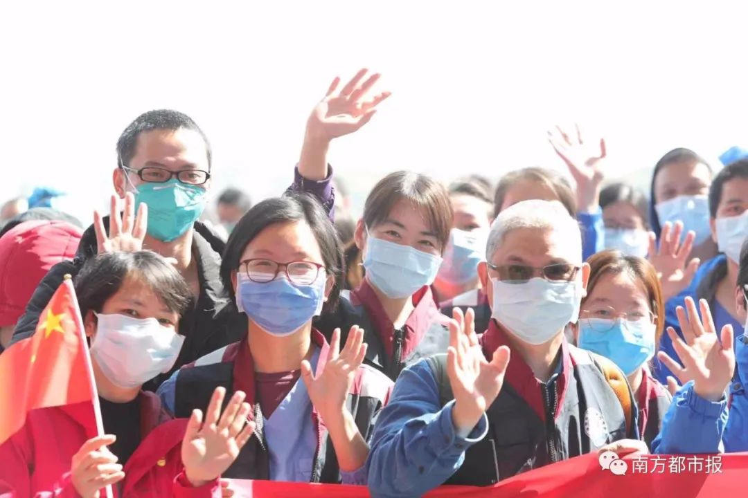 千名广东英雄今早回家！两首粤语歌震撼大合唱