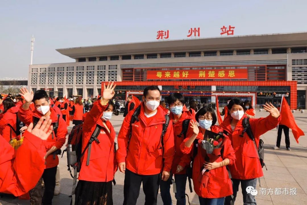 千名广东英雄今早回家！两首粤语歌震撼大合唱