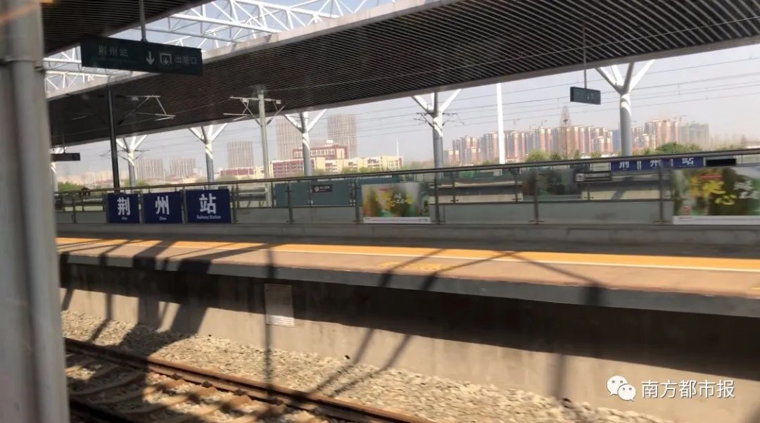千名广东英雄今早回家！两首粤语歌震撼大合唱