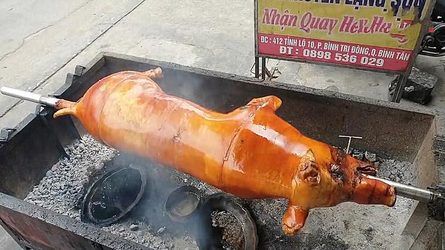 过年去越南旅行7个人大吃烤全猪价格白菜价真便宜