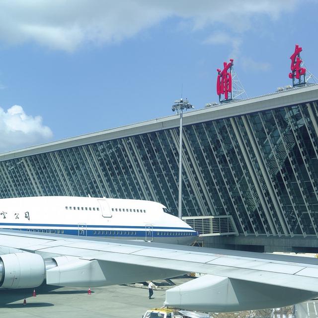 实拍严防境外输入后的浦东机场:乘客甚少,乘机前后多次检测体温