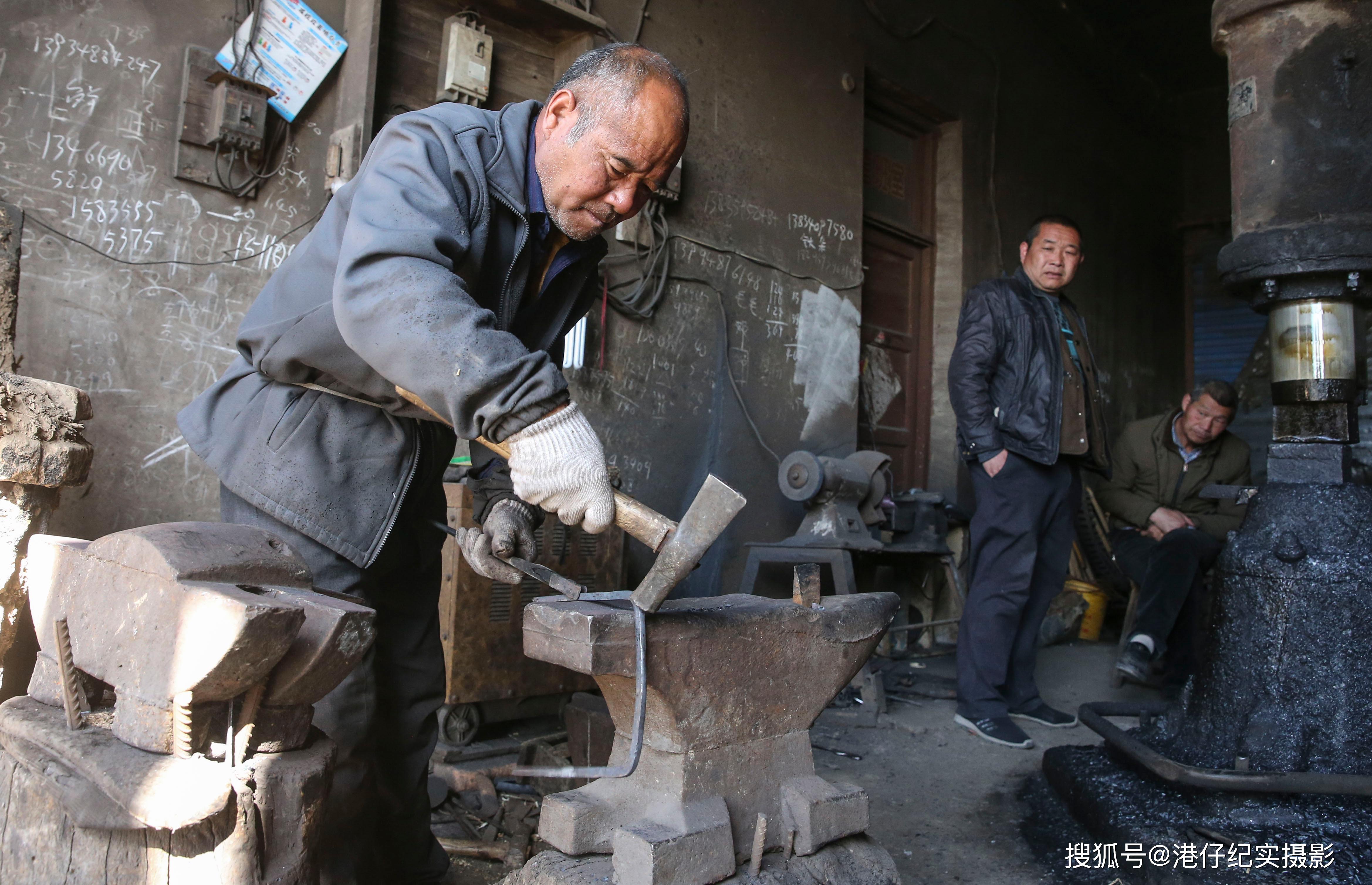 温岭铁匠父子 传承了50年的打铁技艺-台州频道