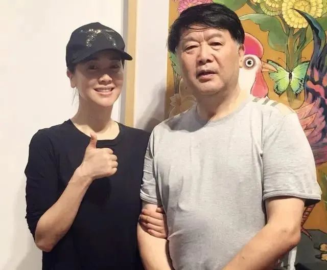左小青终于变高调，烈焰红唇配波波头，大妈龄硬是嫩回少女！