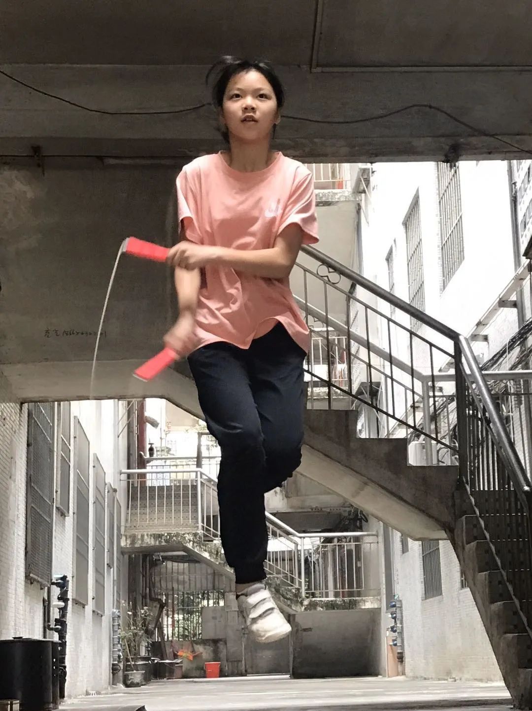 家校联动停训不停练勒流东风小学跳绳队开展居家跳绳活动