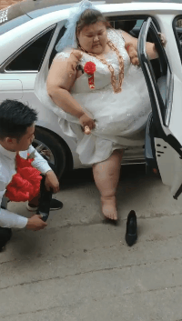 搞笑GIF：你这轿车体积小，新娘子装不进去_老爸