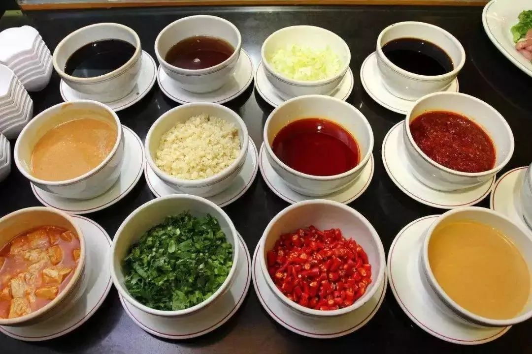 不同食材用不同的火锅蘸料搭配会碰撞出不一样的美味