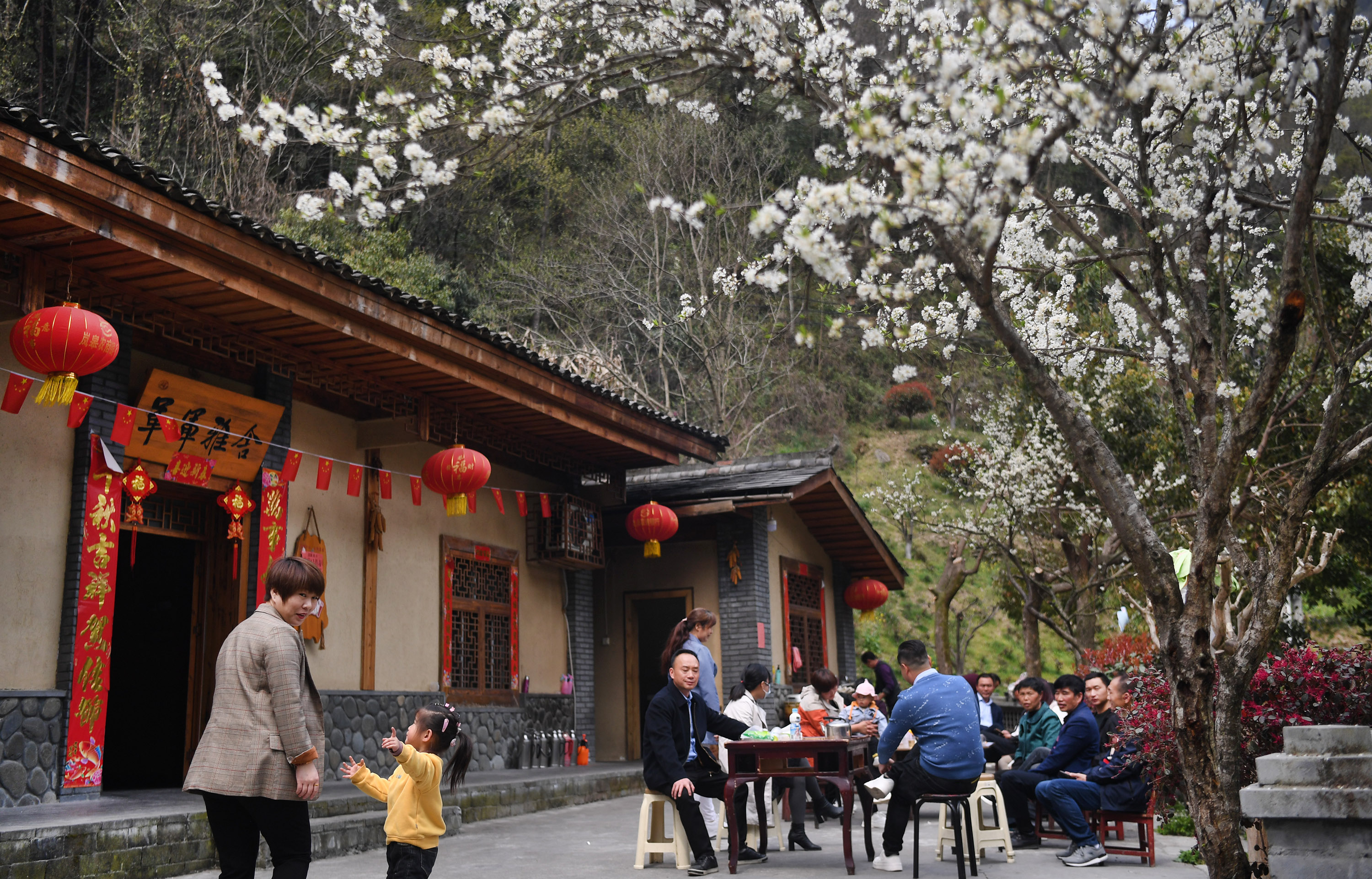 近日,陕西省安康市岚皋县全面放开农家乐餐饮复工备案工作,全县300多