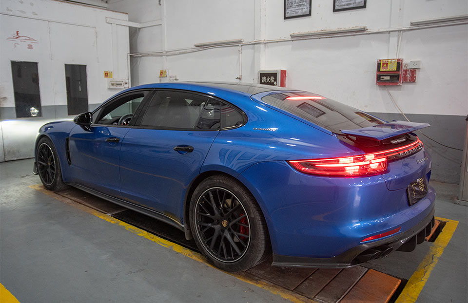 施工车型:保时捷宝石蓝色新款panamera(参数|图片)