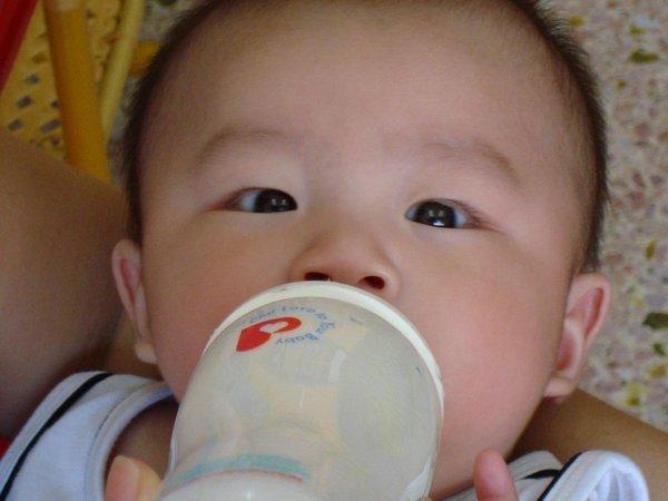 「脾胃」总干3件事,是脾胃太虚了,医生:3招助娃消积健脾孩子睡觉时