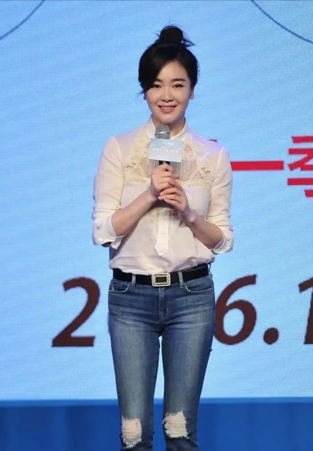 左小青终于变高调，烈焰红唇配波波头，大妈龄硬是嫩回少女！