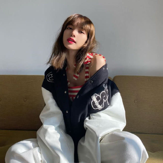 青春有你2导师lisa的时尚感,仅仅只是坐在沙发上都很时尚,太有感了