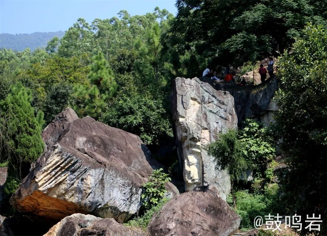 长泰鼓鸣岩休闲风景区是以自然山水,宗教文化为依托,集(3d 7d)玻璃桥