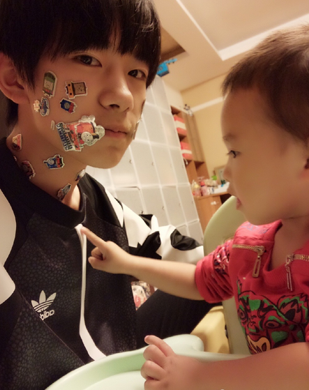 易烊千玺爸爸妈妈合照 80d56cf780de477fa6e415624c706017.png