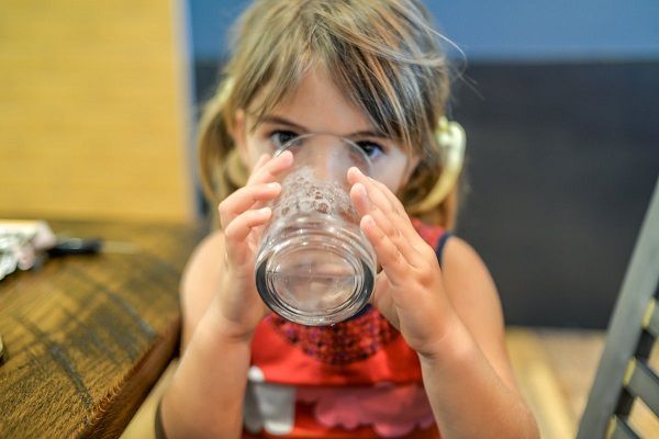 孩子喝水后不停打嗝，带去医院检查，医生：这3个时间别给娃喝水