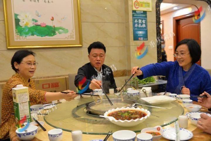 荣昌区领导带你下馆子!为餐饮行业暖心"站台!_高洪波