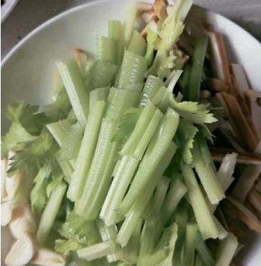 芹菜怎么炒不会苦 b5f9fab3c7cf4f29a43c55eb821d1c30.jpeg