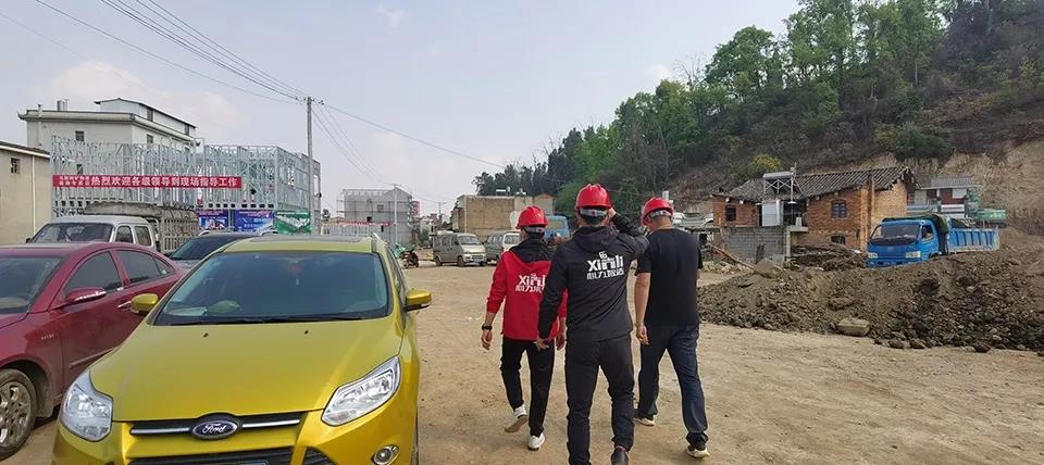 心力集团杨总一行到达者湾村灾后重建轻钢房屋项目工地