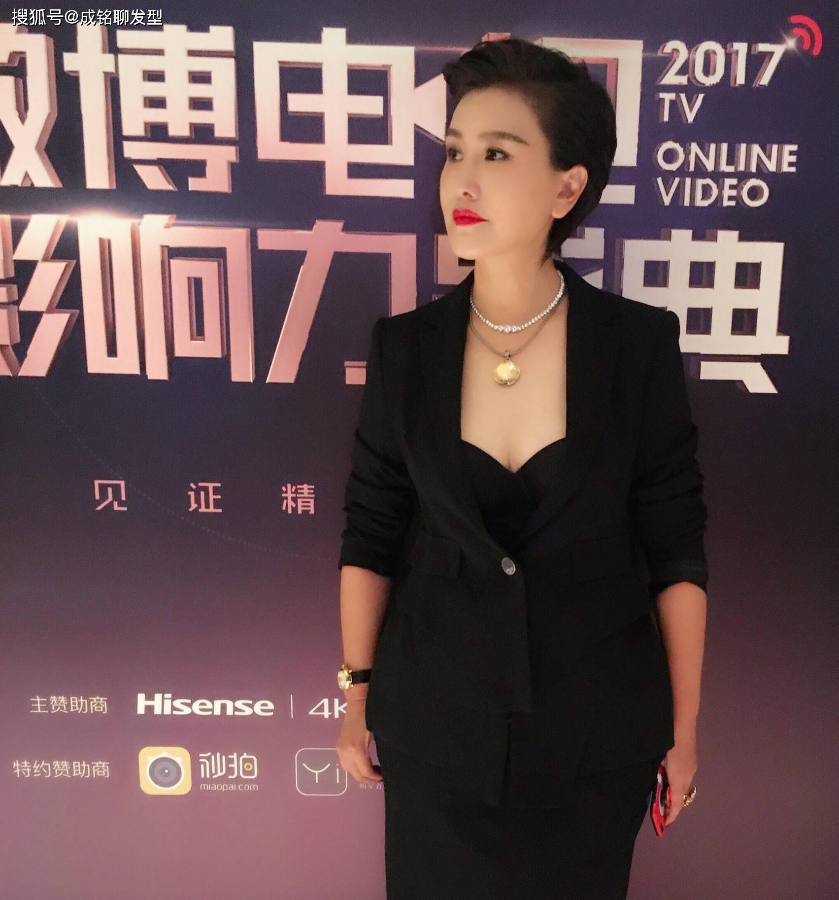 原创王茜打性感擦边球,无扣上衣只系边角简约又吸睛,性感率真两不误