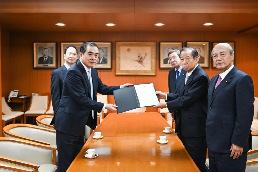 驻日本大使孔铉佑向日本自民党干事长二阶俊博捐赠防疫物资