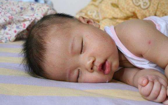 「脾胃」总干3件事,是脾胃太虚了,医生:3招助娃消积健脾孩子睡觉时