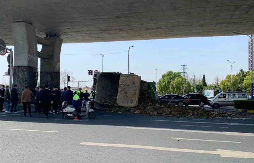 事故车辆侧翻,造成小范围道路拥堵3月19日上午11时29分,天宁区青龙三