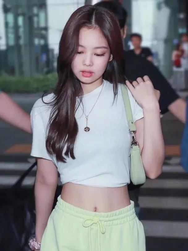 据说jennie的腰围不到55cm     而且腰部线条也好看