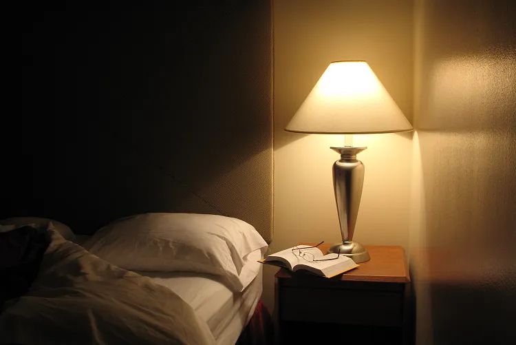 营造一个回归自然的"黑暗睡眠"戴上舒适的眼罩睡觉前关闭小台灯,小夜