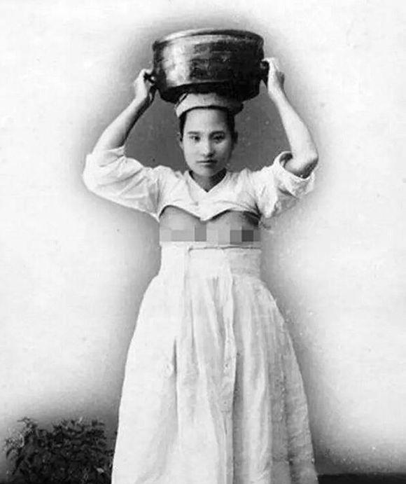 原创朝鲜的老照片,百年前的朝鲜真实生活, 女性流行服装非常"羞耻"!