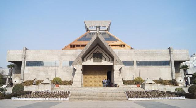 位于郑州市农业路中段,是国家级重点博物馆,其主展馆主体建筑以元代