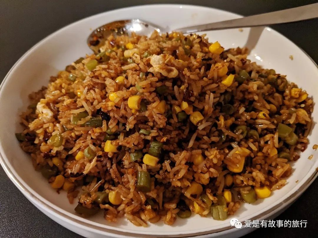 酸豆角玉米粒鸡蛋炒饭.