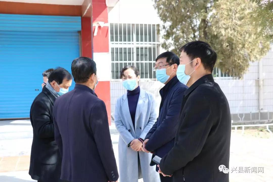 3月18日,兴县政府副县长杨红梅就高三开学工作在兴县二中进行调研