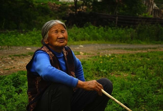 村里的老太太,85岁去世没人管,一个男人开着宝马车进村,为她痛哭