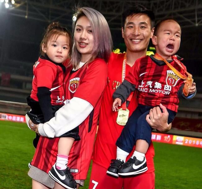 『妻子』网友:这就是真爱!武磊家人情况首度披露!妻子陪在身边照顾他