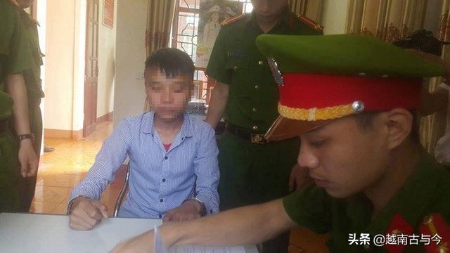 越南一名15岁小女孩交友不慎，被4名少年拉到草丛中强暴轮奸